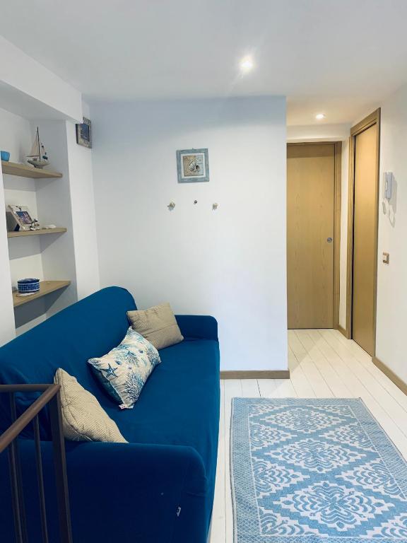 a blue couch in a living room with a blue rug at Dreaming Cefalù in Cefalù