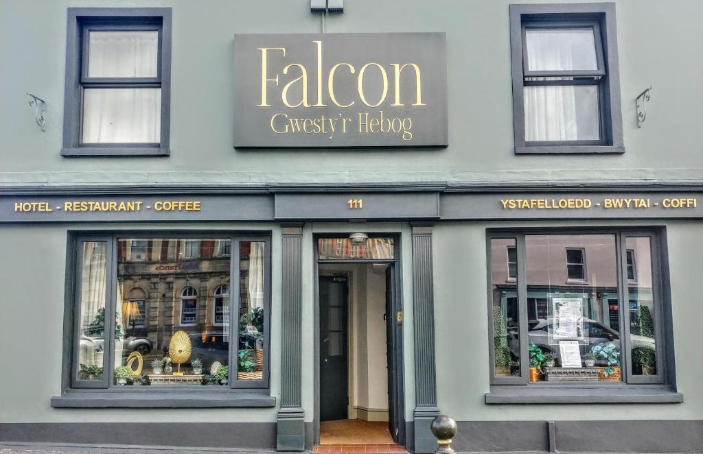 Un escaparate de una tienda con un letrero en él en Falcon Hotel, en Carmarthen