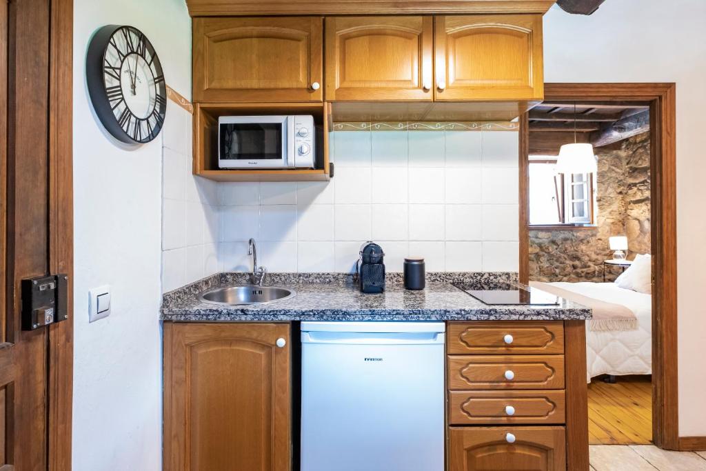 Kuchyň nebo kuchyňský kout v ubytování Apartamentos Rurales La Laguna Somiedo