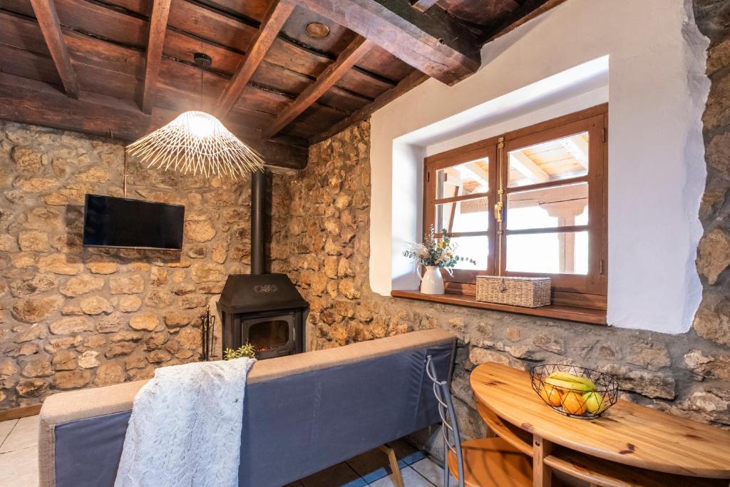 TV a/nebo společenská místnost v ubytování Apartamentos Rurales La Laguna Somiedo