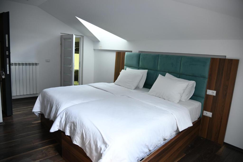 Gallery image of Two Brothers B A&S Hotel Bar & Restaurant in Valbonë