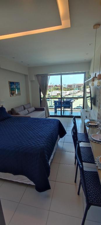 ein Schlafzimmer mit Bett und Meerblick in der Unterkunft Flat Makia Beach Muro Alto, Porto de Galinhas in Ipojuca