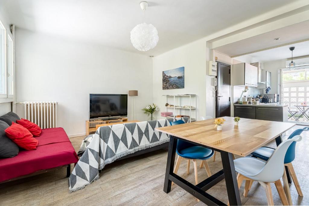 un salon avec une table et un canapé dans l'établissement Au calme, proche du Stade Velodrome, plages et métro, à Marseille