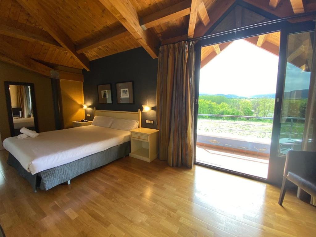 Postel nebo postele na pokoji v ubytování RoomRural Hotel Iru-Bide