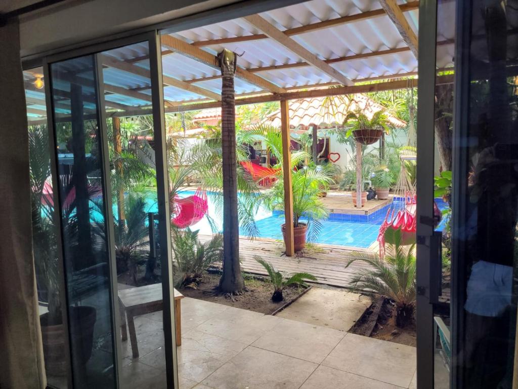 Una vista de una piscina desde el interior de un edificio. en Hostal Hilltop Palomino, en Palomino
