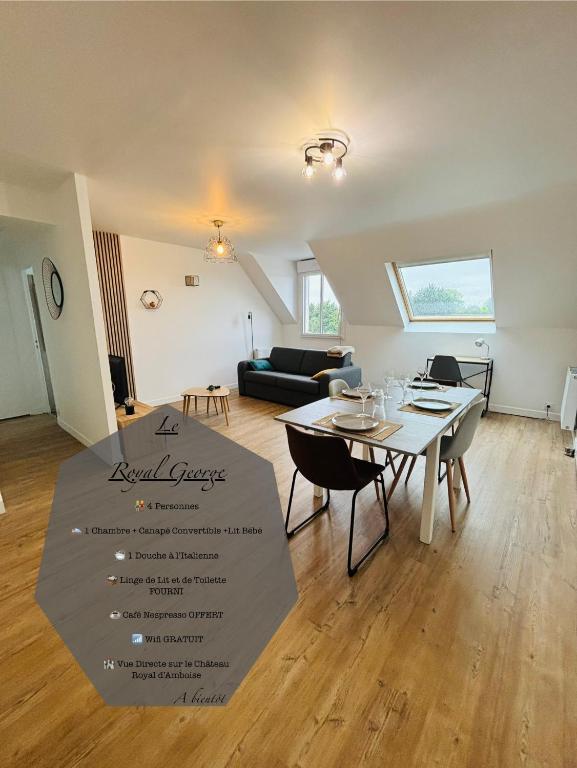 un salon avec une table et un canapé dans l'établissement Le Royal George - Appartement 4 pers, à Amboise