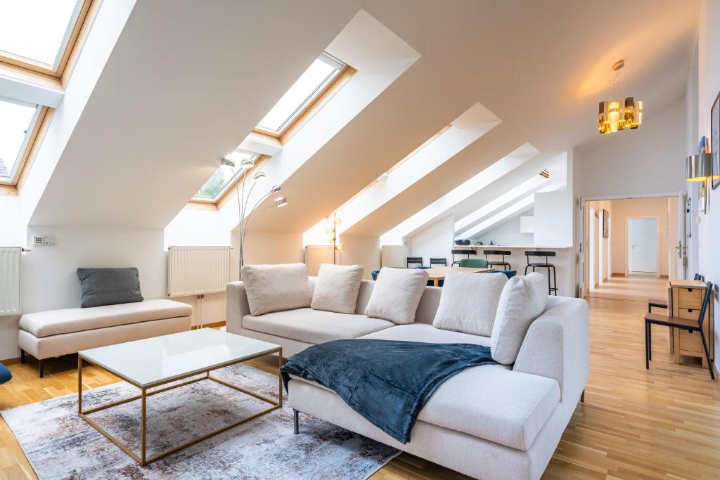 Hotel Premium Suites Vienna - Rooftop Penthouse, a living room with a couch and a table at Premium Suites Vienna - Rooftop Penthouse in Vienna