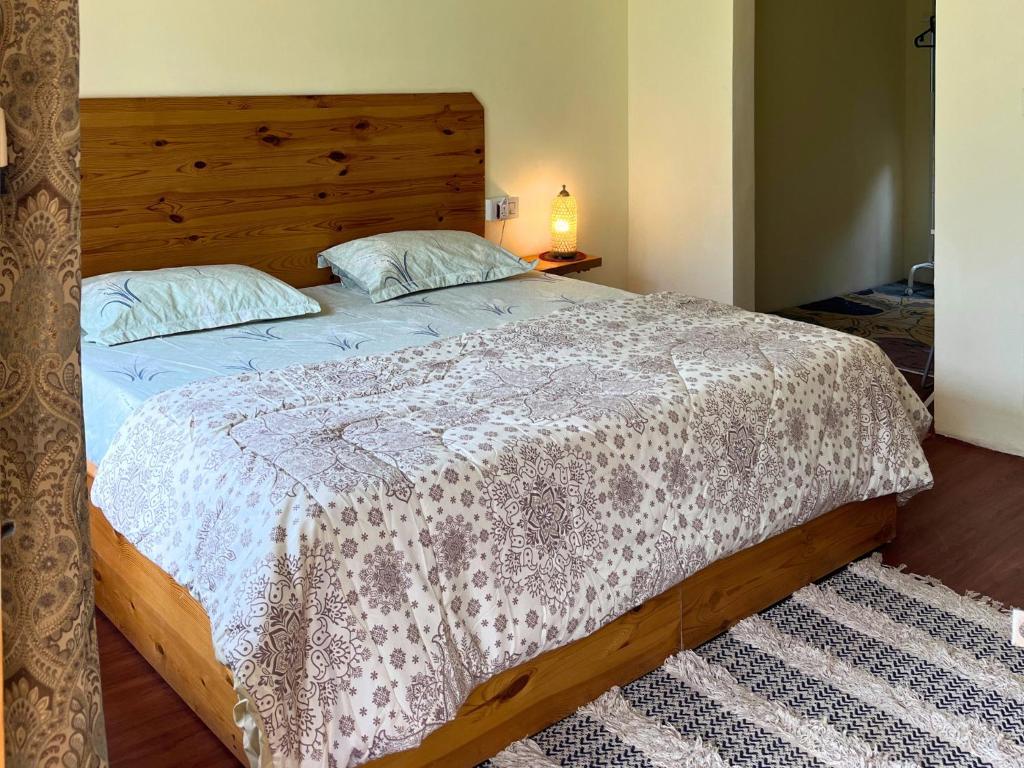เตียงในห้องที่ Anandvan, A Nature Homestay