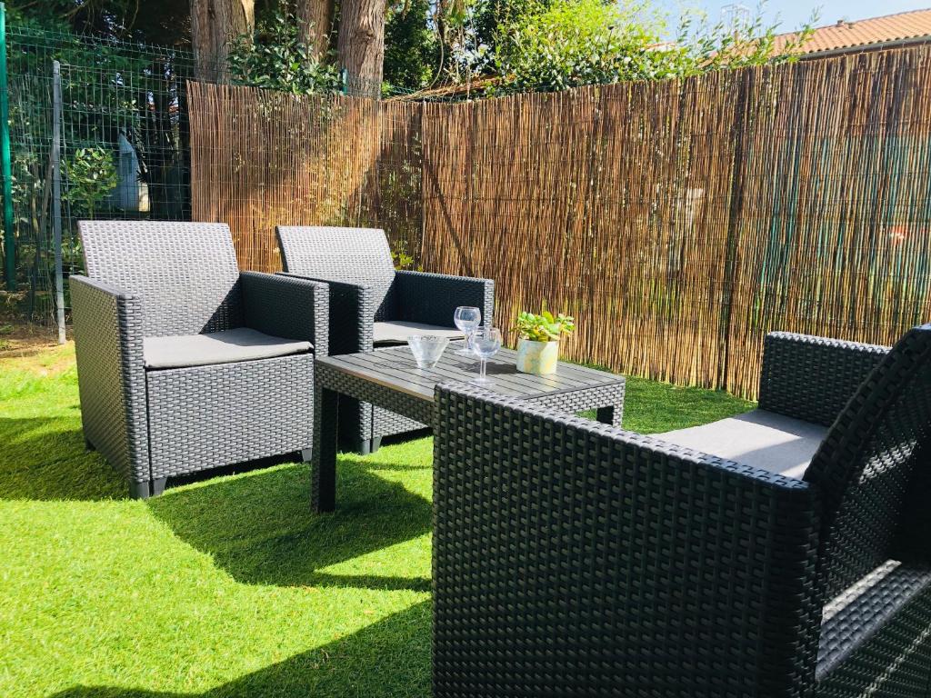 d'une terrasse avec 4 chaises et une table sur gazon. dans l'établissement Studio, à Boucau