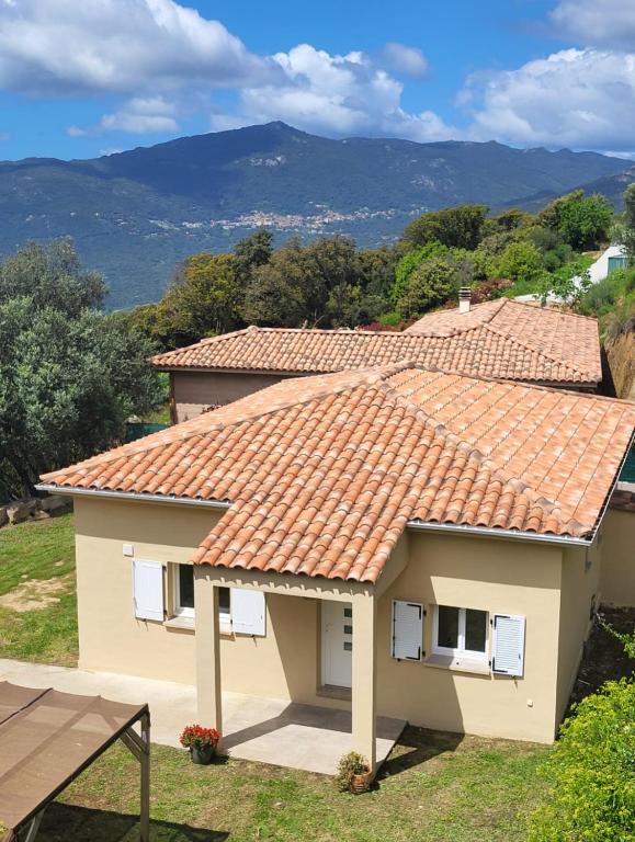 une maison avec un toit en carrelage et une vue dans l'établissement Casa Orizonte, Viggianello, à Viggianello