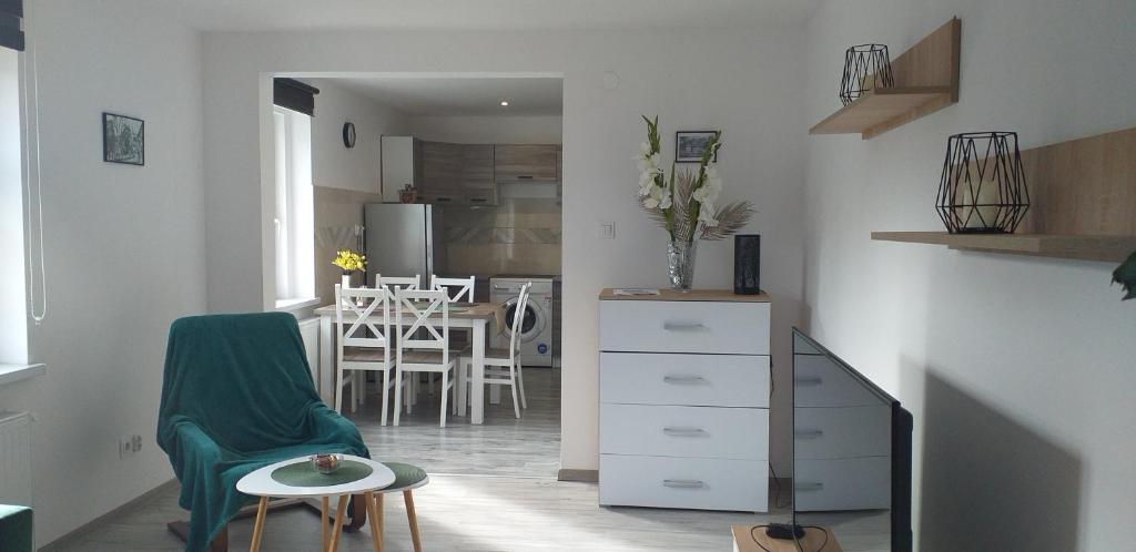 un salon avec une table et une salle à manger dans l'établissement Apartament przy Papierni, à Duszniki-Zdrój