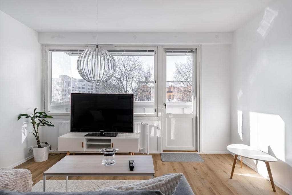 Μια τηλεόραση ή/και κέντρο ψυχαγωγίας στο Marina Apartment in the Heart of Turku