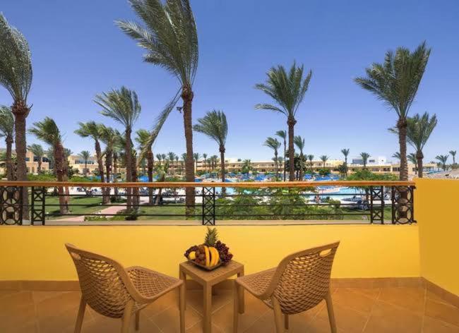 Πισίνα στο ή κοντά στο Chalet in amwaj oyoun resort & casino - families and couples only