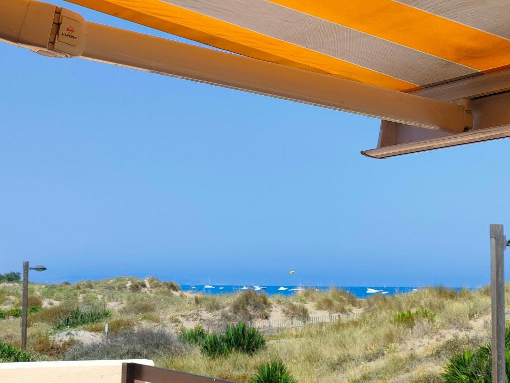 une vue sur l'océan depuis le balcon d'une maison dans l'établissement Abri Côtier, au Cap d'Agde