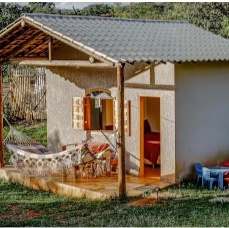 a small house with a pitched roof at Chalé Bella Serra piscina café da manhã incluso in Jaboticatubas