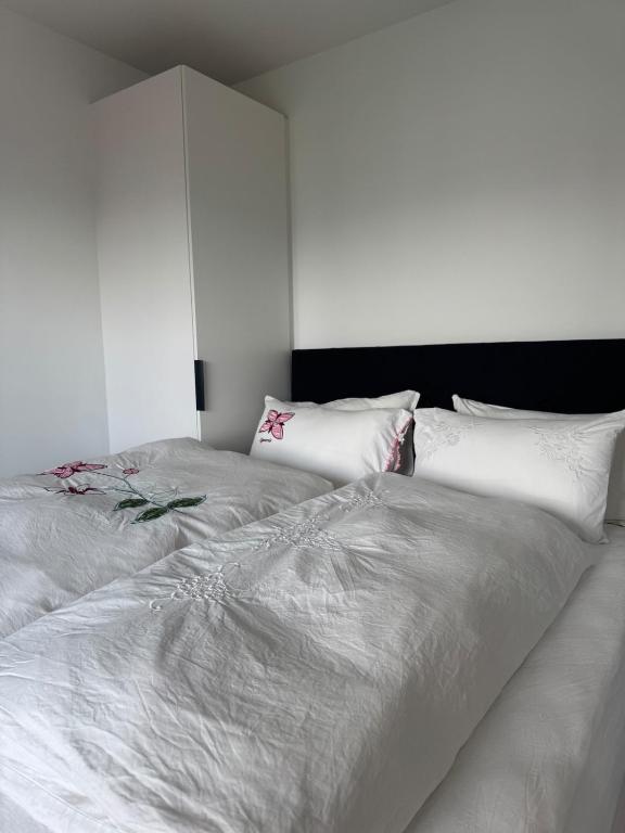 Postel nebo postele na pokoji v ubytování Minimalistic, Flat, Kópavogur