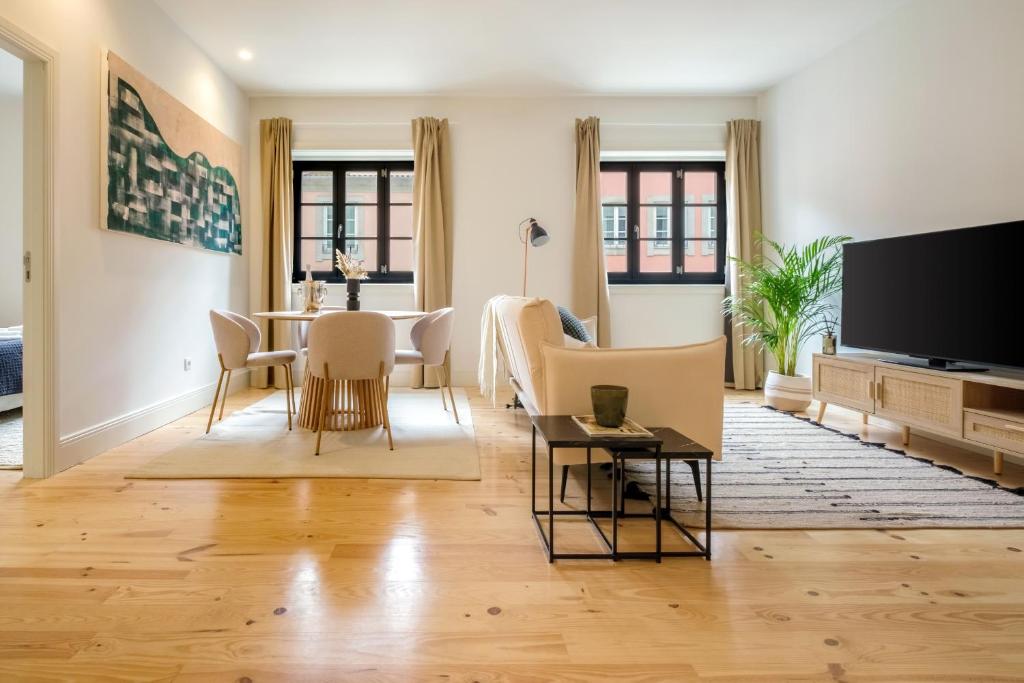 Art Deco 13 Luxury 2BR Apartment Downtown Metro AC
