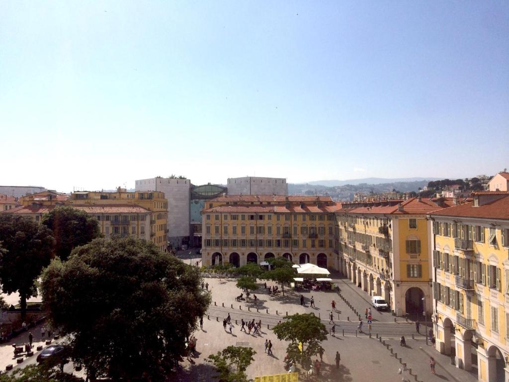 - une vue sur une place dans une ville avec des bâtiments dans l'établissement Garibaldi mansardé, à Nice