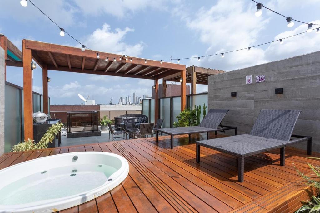 Balkoni atau teres di Cobertura com jacuzzi a 130m da praia de Tambaú