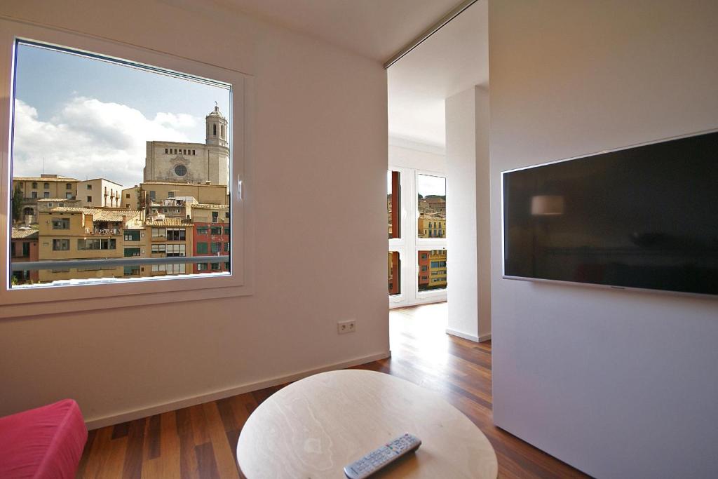 ジローナにあるFlateli Canalejasのリビングルーム(薄型テレビ、テーブル付)