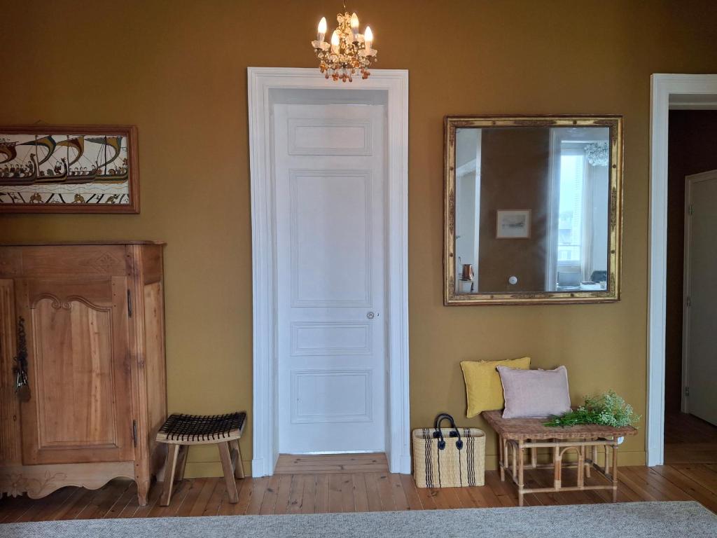 une pièce avec une porte blanche et un miroir dans l'établissement Séjour chic en Art Déco, à Granville