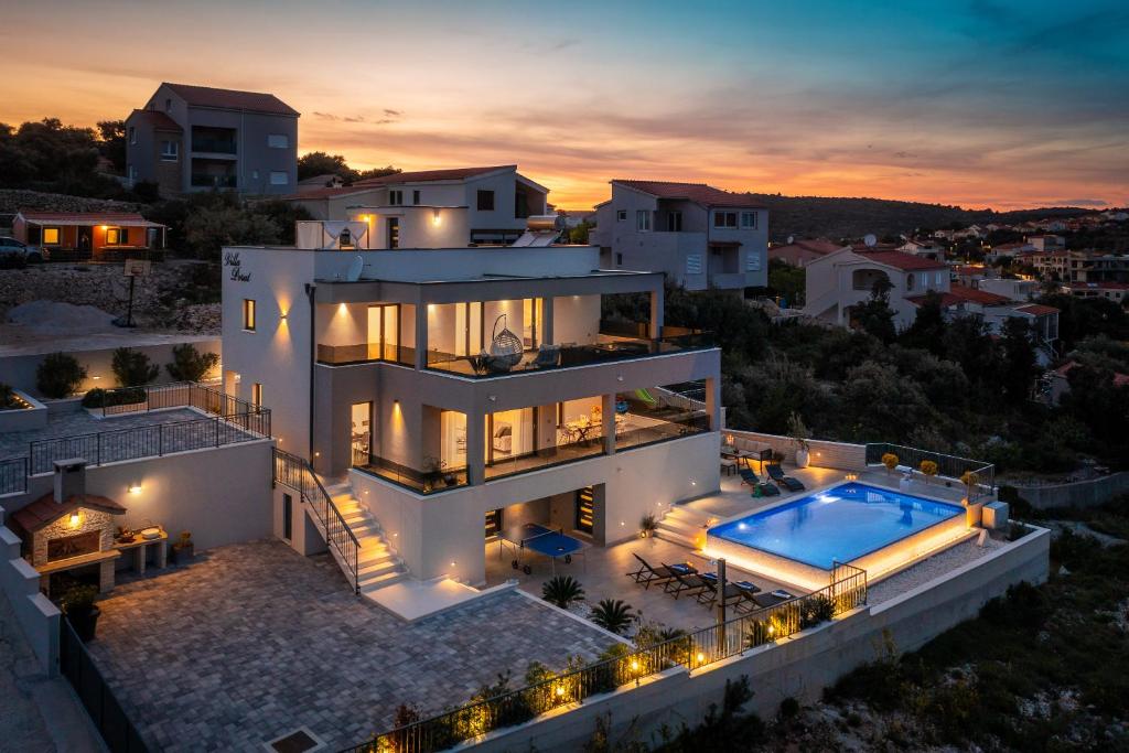 Swimmingpoolen hos eller tæt på Private seaside Villa Porat in Oštrička Luka, Kanica, Rogoznica with pool