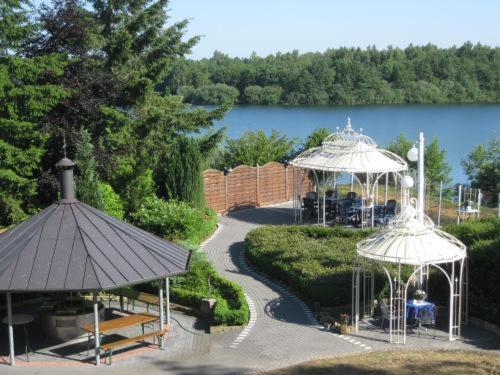 two gazebos in a park next to a lake at Ferienwohnungen am Dreiländersee - zertifiziert - Annemarie Mantke in Haltepunkt Driland