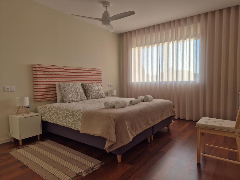 een slaapkamer met een groot bed en een raam bij Sleep Swell in Porto
