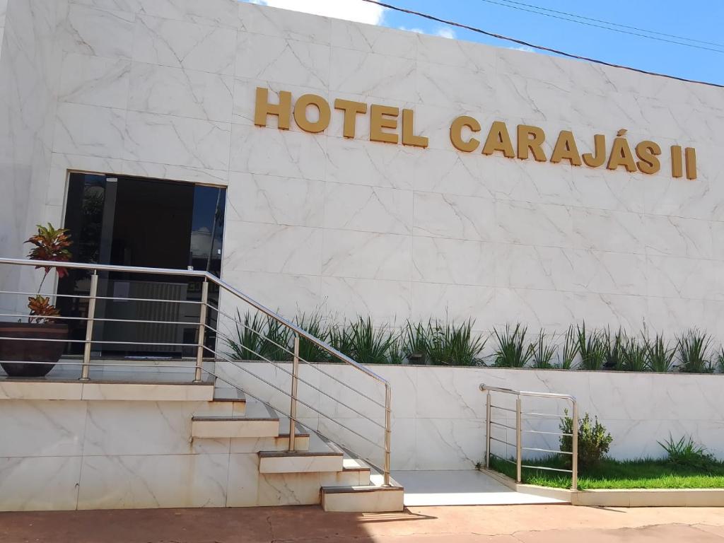 Canaã dos CarajásにあるHotel Carajás IIの看板のあるホテルカラバスの建物