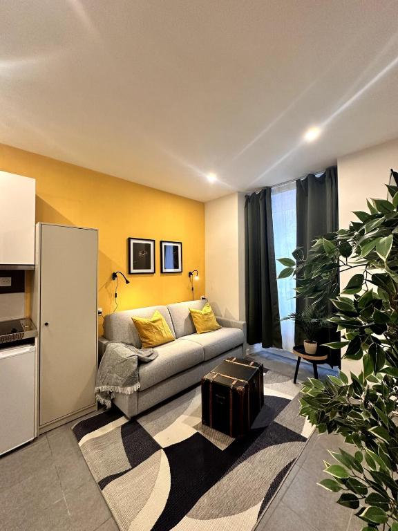 a living room with a couch and a table at Le coeur Jaune de Mulhouse in Mulhouse