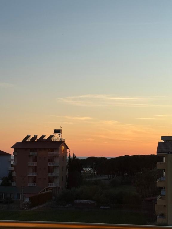 Východ nebo západ slunce při pohledu z hotelu nebo okolí
