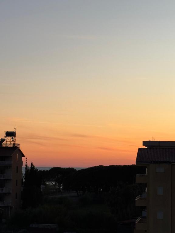 Východ nebo západ slunce při pohledu z hotelu nebo okolí