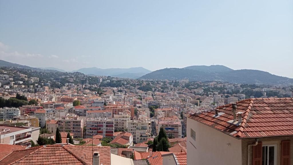 - une vue sur une ville avec des bâtiments et des montagnes dans l'établissement Magnifique 2 pièces, à Nice