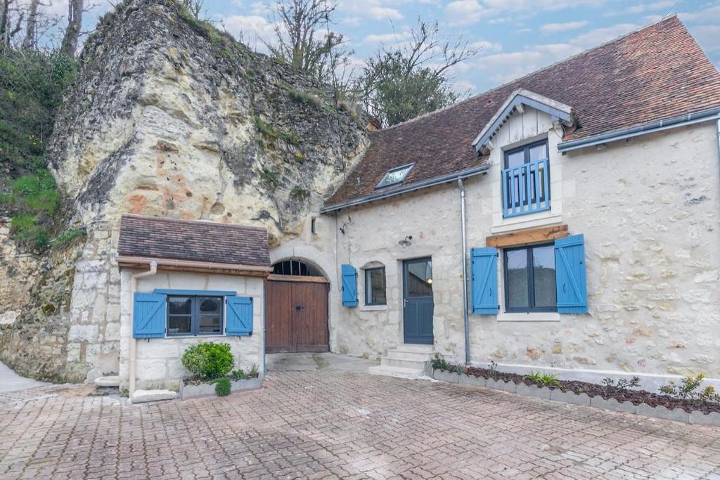 une vieille maison en pierre avec des volets bleus. dans l'établissement Maison de la Dube - Valley view, à Bourré