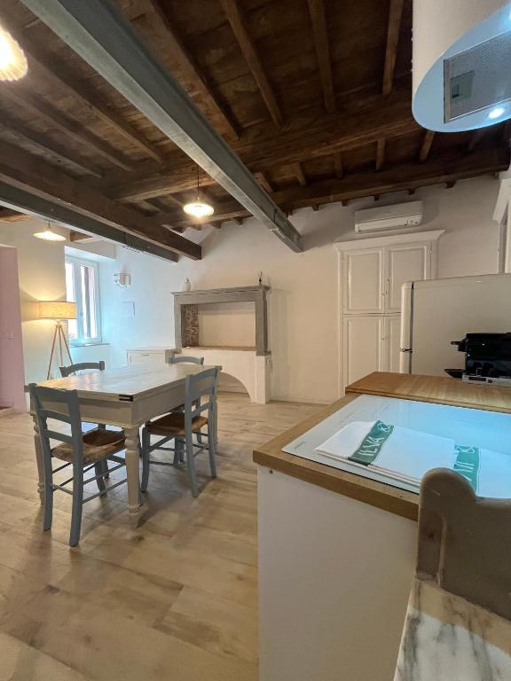 a kitchen and dining room with a table and chairs at Il Pescatore in Marciana Marina