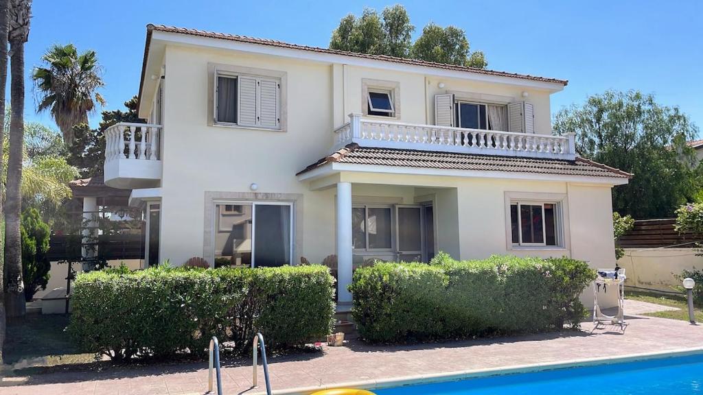 Seaside villa 4bdr, large pool