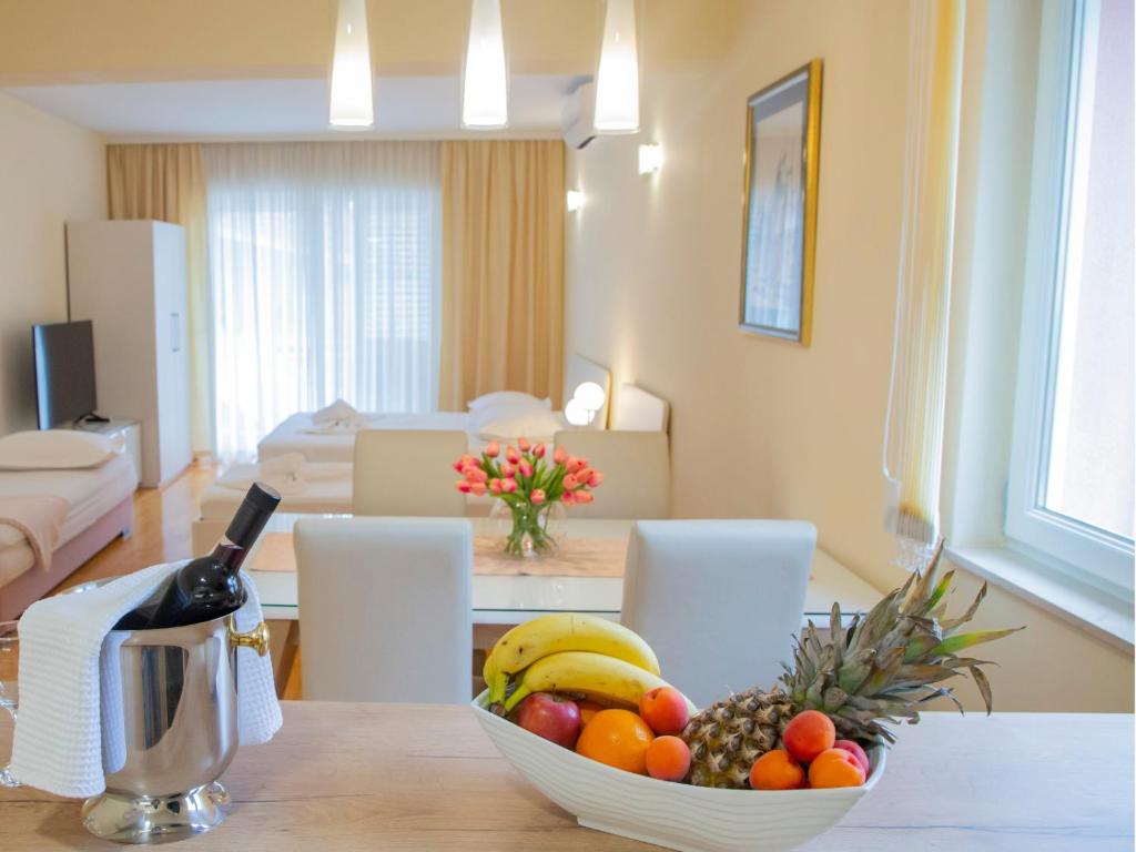 Apartments Pavoković Baška Voda - Beach nearby - Housity