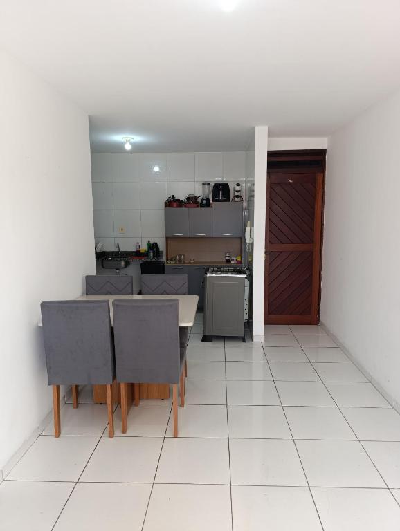 a kitchen and dining room with a table and chairs at Quarto em Campina Grande Catolé in Campina Grande