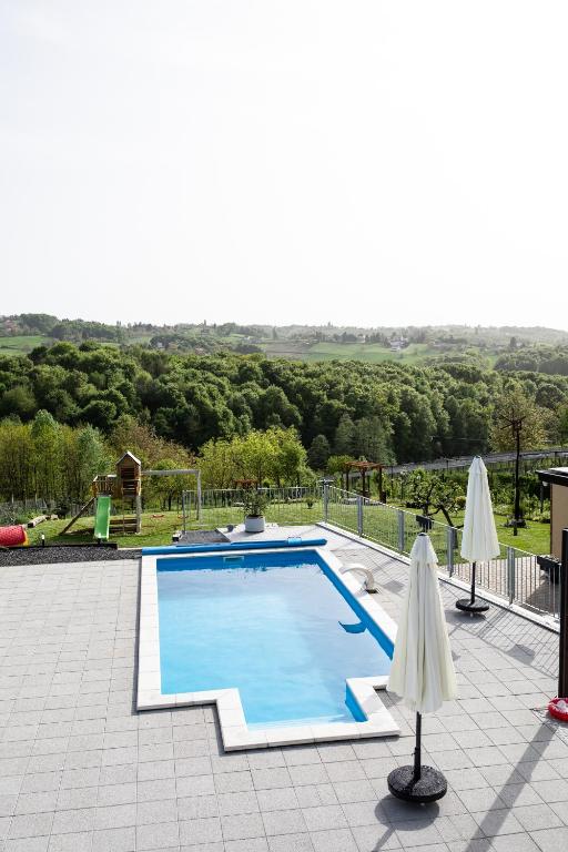 Bazén v ubytování Holiday home Luria Hill nebo v jeho okolí
