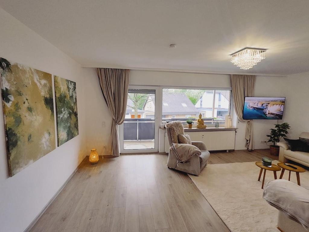 TV a/nebo společenská místnost v ubytování Henno's Apartment 105qm 8P, 4 Zimmer, Balkon
