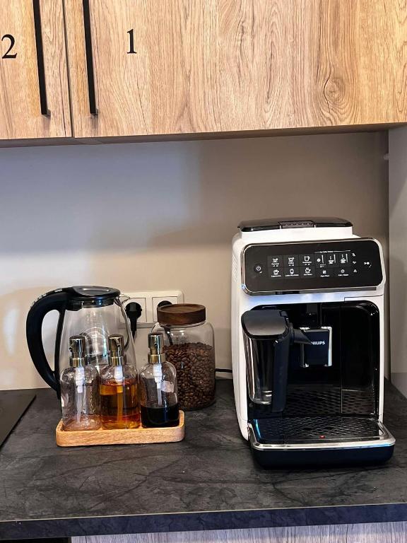 un bancone della cucina con macchinetta del caffè e tostapane di East Guesthouse a Egilsstadir
