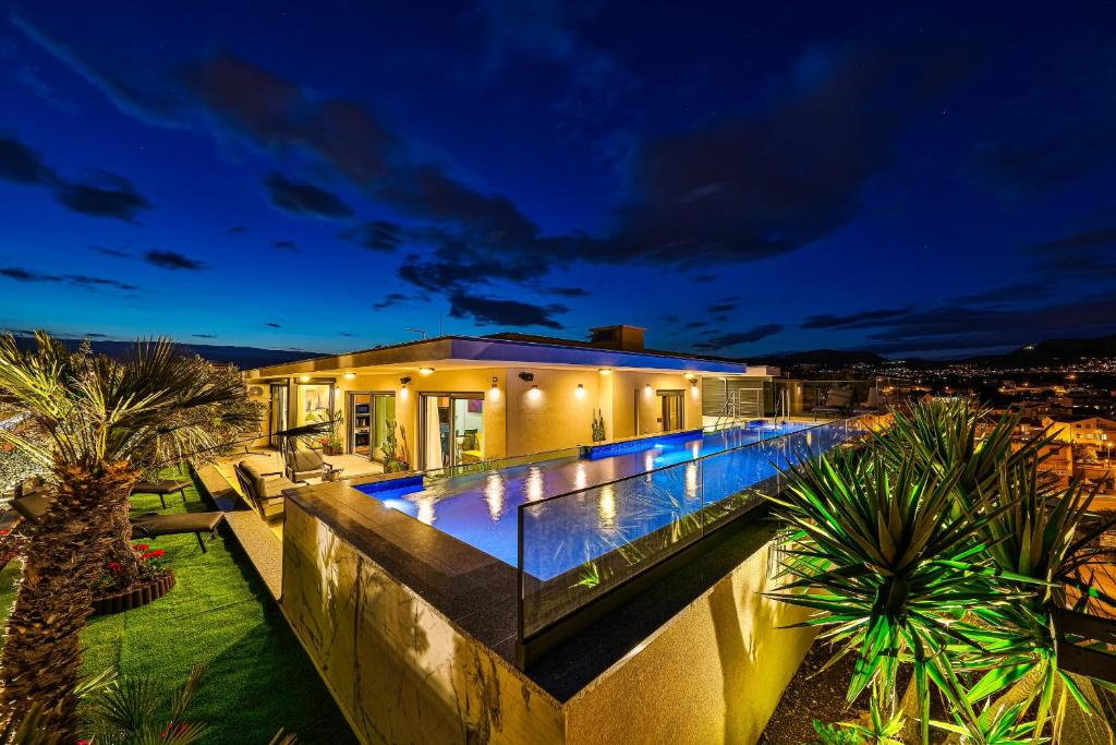 Curated visual reference: Mountain Top Penthouse With Private Pool And Outdoor Kitchen Reference: Sky Pool Penthouse With A Huge Heated Private Pool Split