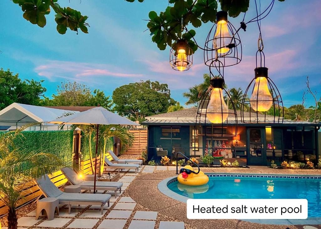 Πισίνα στο ή κοντά στο 2 Bedroom 2 Bath King Suite Heated Private Pool