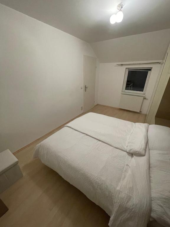Postel nebo postele na pokoji v ubytování Moderne Wohnung mit Garten