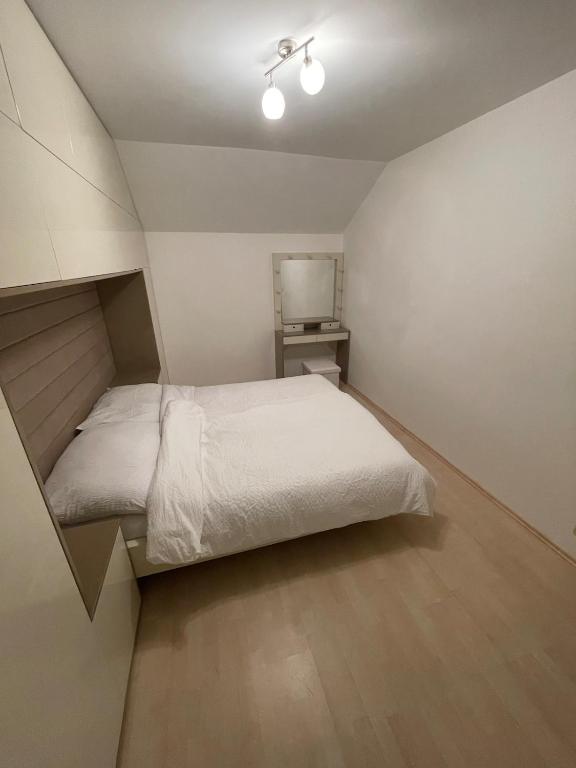 Postel nebo postele na pokoji v ubytování Moderne Wohnung mit Garten