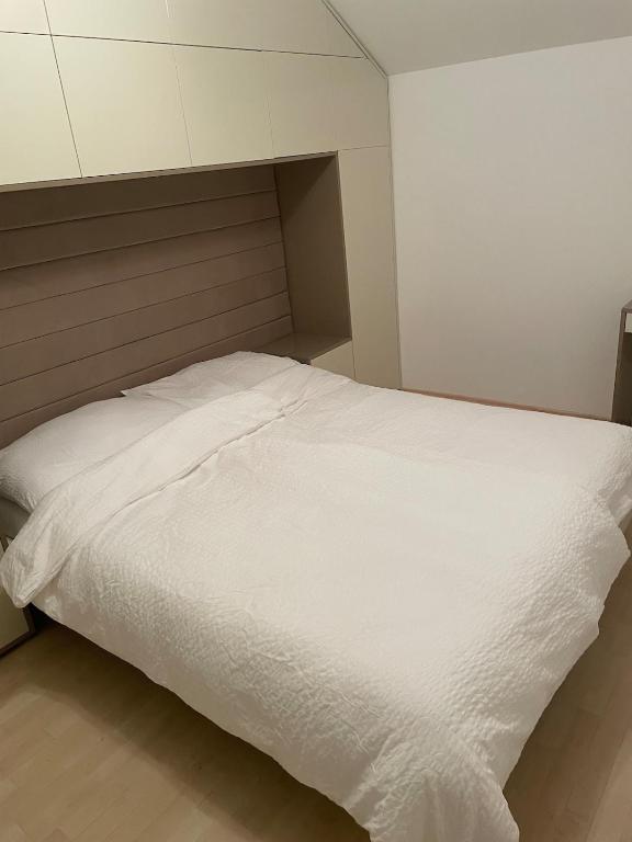 Postel nebo postele na pokoji v ubytování Moderne Wohnung mit Garten