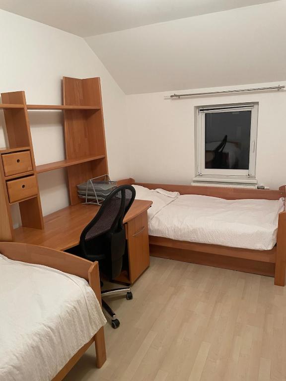 Postel nebo postele na pokoji v ubytování Moderne Wohnung mit Garten