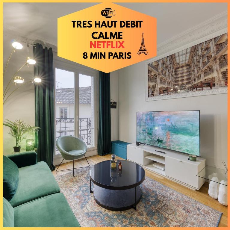 un salon avec un canapé et une télévision dans l'établissement -L'émeraude de Louis XVI- Idéal pour Couple-Solo-Pro 8min de Paris-1min de la gare, à Enghien-les-Bains