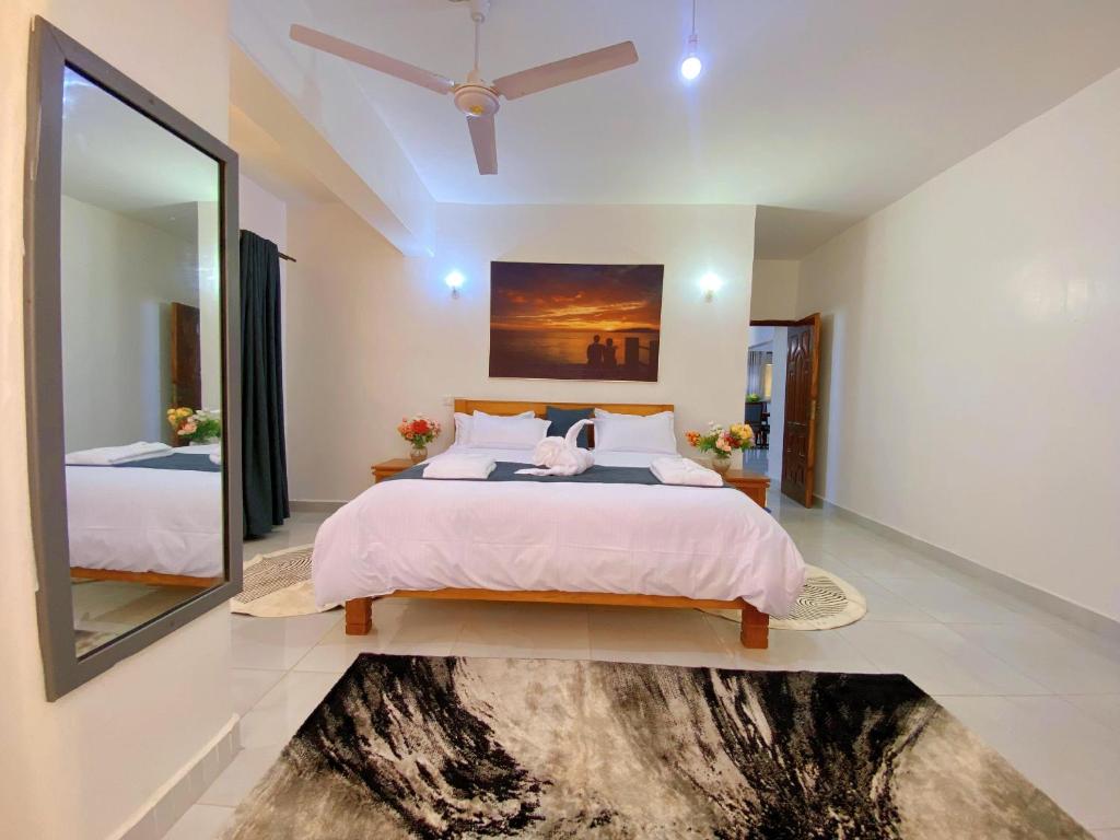 Postel nebo postele na pokoji v ubytování Njiwa Suites