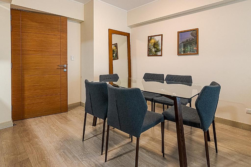 a dining room with a table and chairs at Confortable apartamento en Miraflores cerca del malecón C1 in Lima